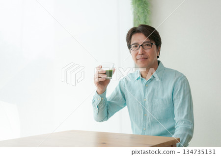男性喝綠汁 134735131