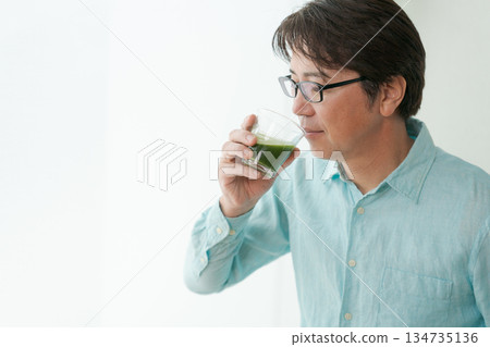 Male drinking green juice 134735136
