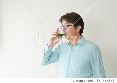 男性喝綠汁 134735141