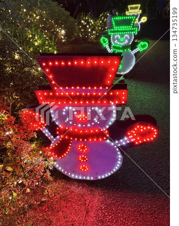 五彩繽紛的雪人燈光秀 134735199