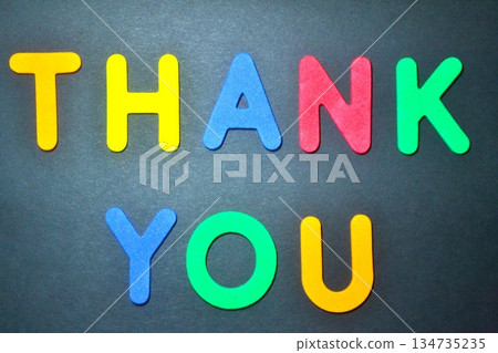 黑色背景上的彩色字母“謝謝” 134735235