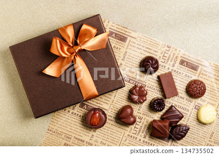 情人節背景，有盒子和巧克力 134735502