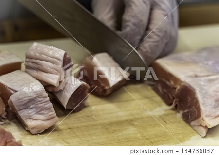 Cut the chicken thighs 134736037