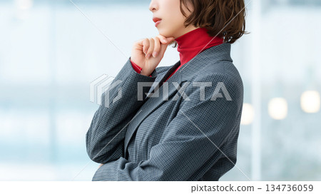 A woman thinking/businesswoman 134736059