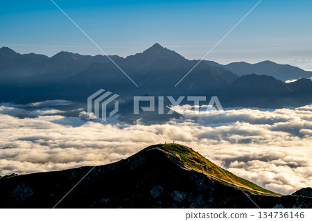 從白馬山莊眺望劍山和雲海(黃昏時分)-北阿爾卑斯山脈白馬山穿越之旅 從白馬山莊眺望劍山和雲海(黃昏時分)-北阿爾卑斯山脈白馬山穿越之旅 134736146