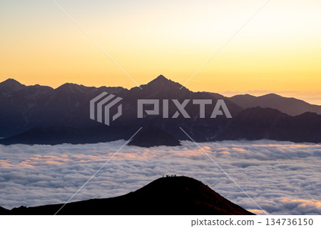Mount Tsurugi and the sea of clouds seen from Hakuba Sanso (at dusk) - Traverse of Mount Hakuba in the Northern Alps Mount Tsurugi and the sea of clouds seen from Hakuba Sanso (at dusk) - Traverse of Mount Hakuba in the Northern Alps 134736150