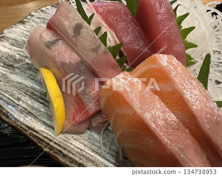 各種各樣的美味生魚片 134738953