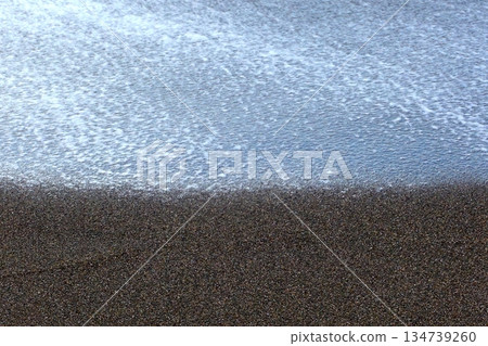 沙灘上的波浪紋路 134739260