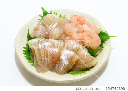 比目魚、甜蝦和沙魚用海帶醃製 134740890