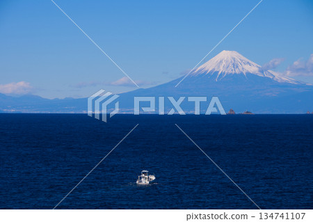 從久美海岸眺望富士山。 從久美海岸眺望富士山。 134741107