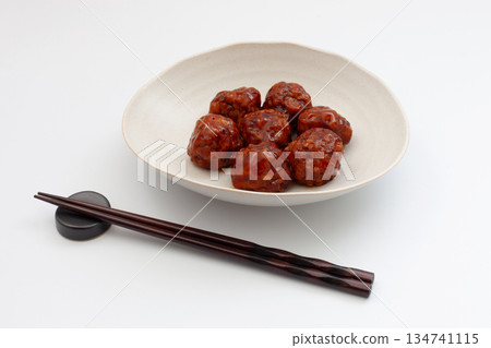 白色背景上的糖醋肉丸 白色背景上的糖醋肉丸 134741115