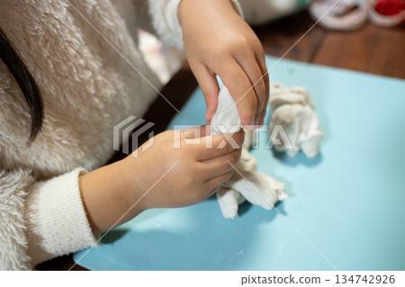 孩子的手在玩泥巴 134742926