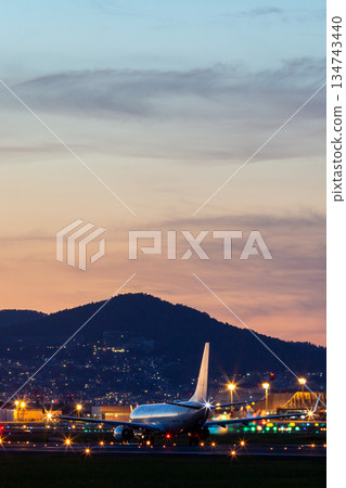 日落跑道 | 飛機 | 傍晚的天空 | 垂直 134743440