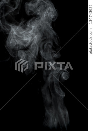 濃煙在黑色背景下蔓延開來 134743623