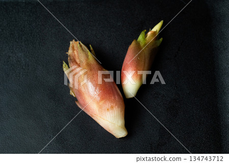 兩片茗荷葉置於黑色背景上 兩片茗荷葉置於黑色背景上 134743712