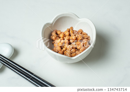 納豆放在白色桌上 134743714