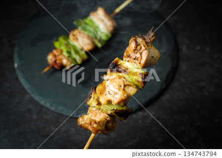在時尚居酒屋品嚐鹹味烤雞串 在時尚居酒屋品嚐鹹味烤雞串 134743794