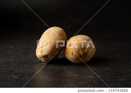 黑色背景上的兩個土豆 黑色背景上的兩個土豆 134743880