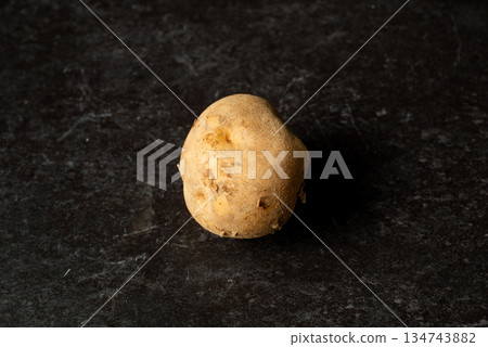 黑色背景上的土豆 黑色背景上的土豆 134743882