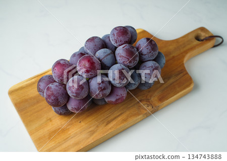 木板上放著大顆葡萄 134743888