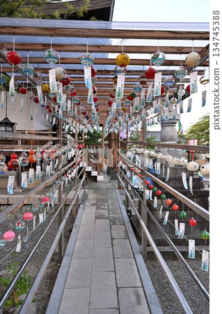 五泉八幡宮（新潟縣五泉市）院內排列著一排風鈴 134745388