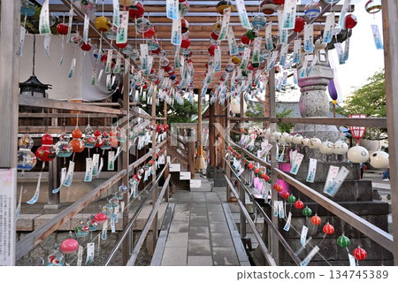 五泉八幡宮(新潟縣五泉市)院內排列著一排風鈴 五泉八幡宮(新潟縣五泉市)院內排列著一排風鈴 134745389
