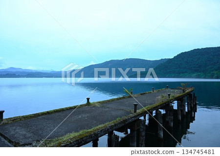 清晨的十和田湖(青森縣) 清晨的十和田湖(青森縣) 134745481