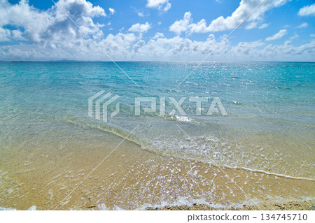 輕柔的海浪拍打著白色的沙灘 134745710