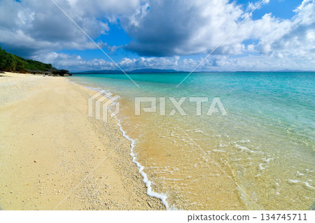 輕柔的海浪拍打著白色的沙灘 輕柔的海浪拍打著白色的沙灘 134745711