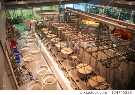 瑞士弗里堡州普林吉 La Maison du Gruyère 乳酪工廠的生產線和倉庫 134745886