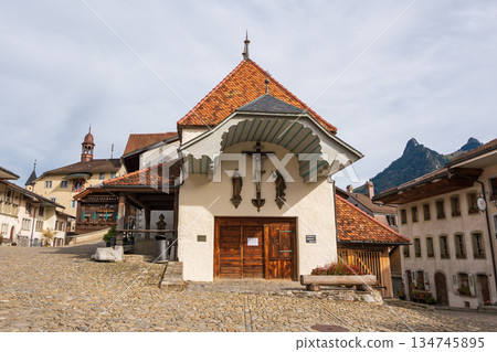 瑞士弗里堡州格呂耶爾的中世紀鵝卵石街道與歷史建築 134745895