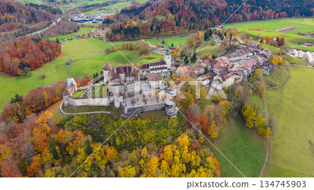 格呂耶爾城堡鳥瞰圖，展現了花園和防禦工事的佈局。格呂耶爾，弗里堡州，瑞士 134745903