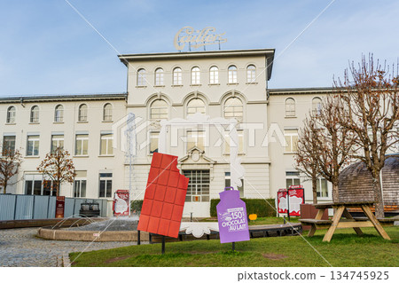 瑞士弗里堡州布羅克市凱勒巧克力工廠的白色建築和遊客入口 134745925