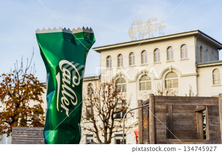 瑞士弗里堡州布羅克市凱勒巧克力工廠的白色建築和遊客入口 134745927