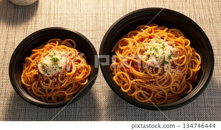 標準尺寸和特大尺寸義大利麵的近距離對比 134746444