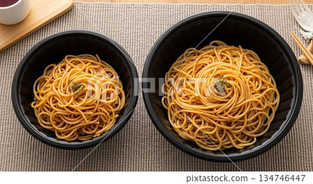 標準尺寸和特大尺寸義大利麵的近距離對比 134746447