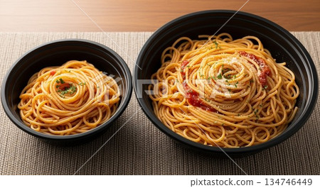 標準尺寸和特大尺寸義大利麵的近距離對比 134746449