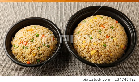 標準份量與特大份量炒飯的比較 134746482