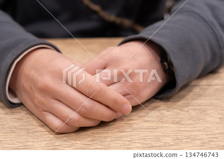Hands of a woman who joins hands 134746743
