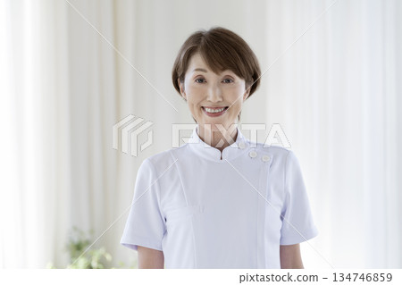 Female medical staff in their 50s looking at the camera Female medical staff in their 50s looking at the camera 134746859