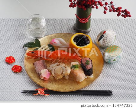 新年菜餚與南天竹花擺設 新年菜餚與南天竹花擺設 134747325