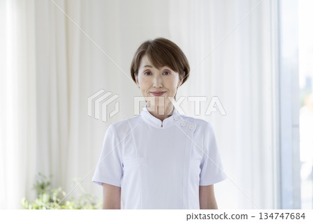 五、六十歲的女醫護人員看著鏡頭 134747684