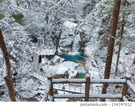 Yumori Valley (winter): Ryujin Falls 134747812