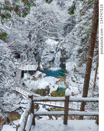 Yumori Valley (winter): Ryujin Falls 134747816