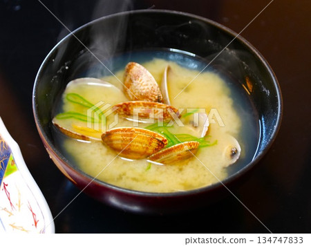 Shell miso soup 134747833