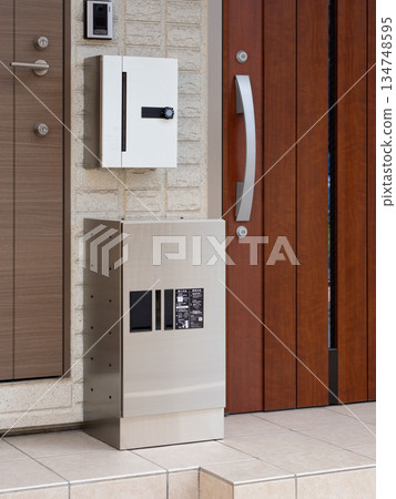 公寓樓的交付箱 134748595