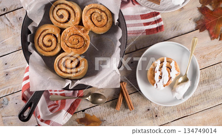 Cinnamon buns with chocolate chips Cinnamon buns with chocolate chips 134749014