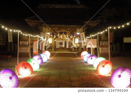 主廳前,日式雨傘在燈光下閃閃發光。 主廳前,日式雨傘在燈光下閃閃發光。 134749104