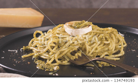 Fresh spaghetti with basil pesto and cheese 134749193