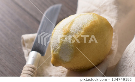 Peeled lemon fruit 134749195